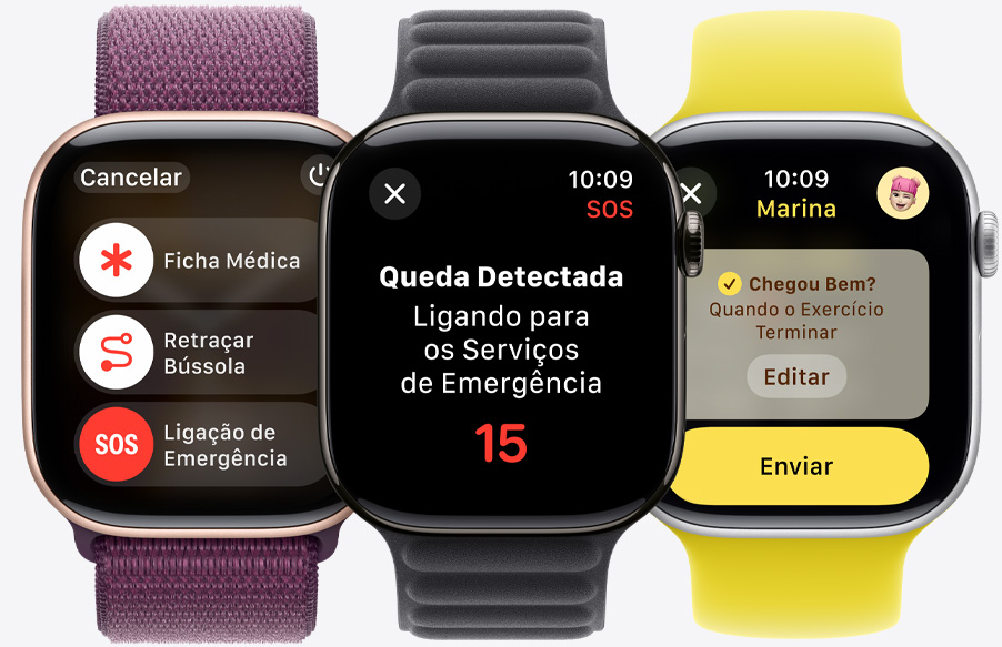 Um Apple Watch Series 10 mostrando os botões Ligação de Emergência, Ficha Médica e Retraçar Bússola. Outro Apple Watch Series 10 mostrando uma queda detectada. Um terceiro Apple Watch Series 10 mostrando uma mensagem do recurso Chegou Bem prestes a ser enviada.