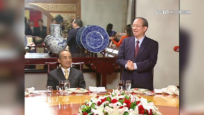 時任正副院長王金平（左）和鍾榮吉（右）在2007年6月領銜提案，成為先例