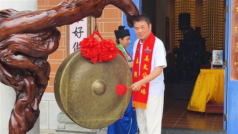 苗栗縣長鍾東錦敲鑼，宣佈客家大院桐花季起跑。（圖／姜太公客家大院提供）