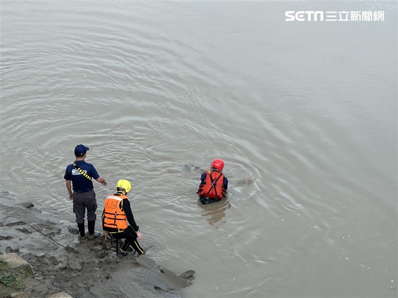 國三生溺水，爸媽焦急等奇蹟，但最終仍盼到兒子遺體。（圖／翻攝畫面）