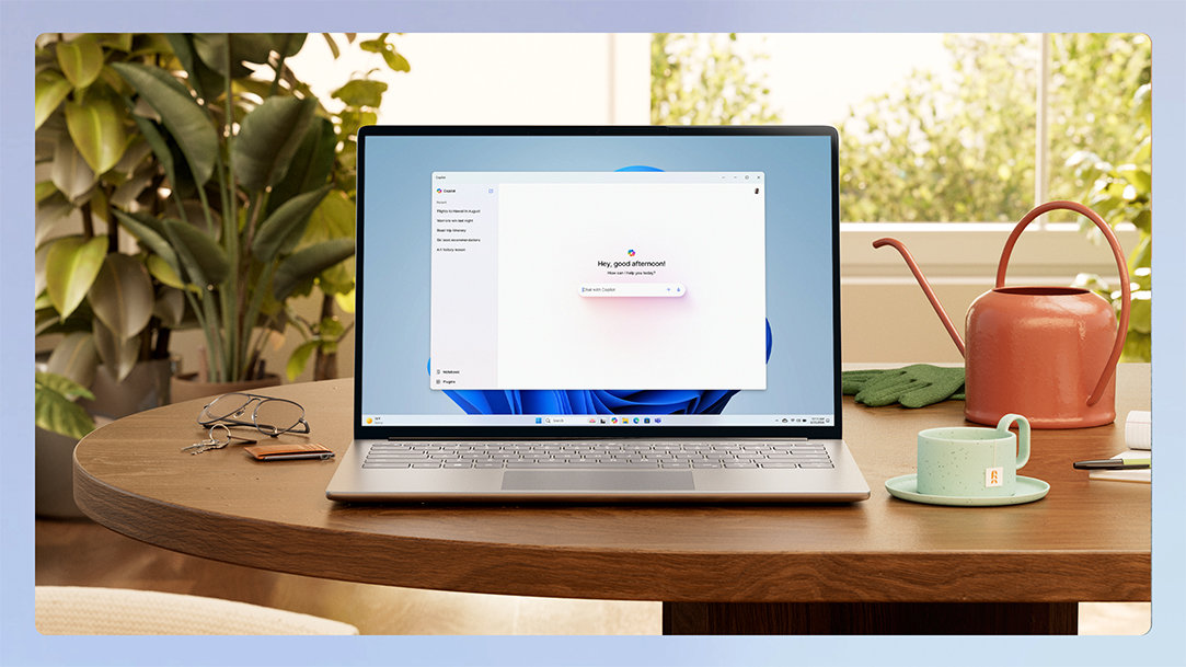 Windows 手提電腦顯示 Copilot 應用程式且放在桌上