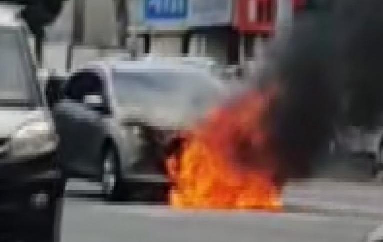 驚險火燒車！車頭傳爆炸聲 駕駛及時逃生