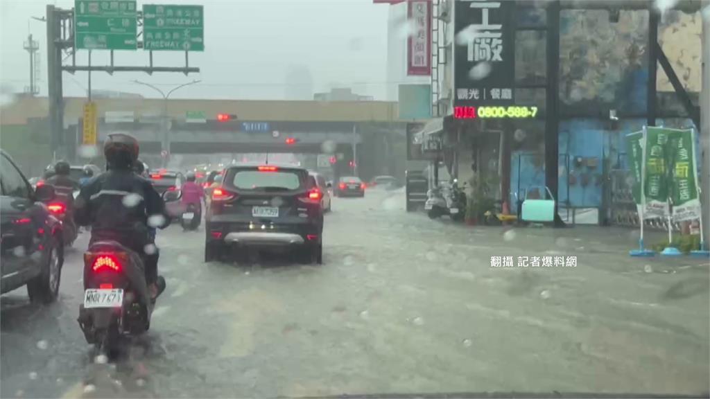 台南午後大雨！ 大灣交流道前路段積水變小河