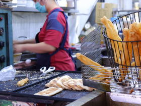 台中60年早餐店遭爆「闆娘確診還賣早餐」！衛生局當場抓包⋯兒喊冤再遭砲轟，今暫停營業並道歉