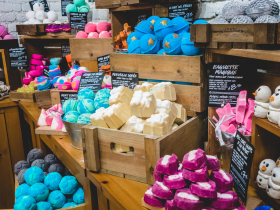 LUSH搶當「不塑之客」！推66％產品裸賣、瓶罐100％再生料製成