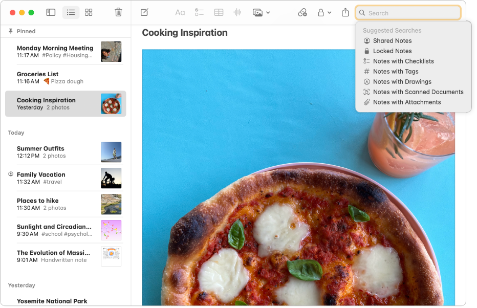Una ventana de la app Notas mostrando una lista de notas. Las búsquedas sugeridas aparecen en la esquina superior derecha, por ejemplo, notas bloqueadas y notas con archivos adjuntos.