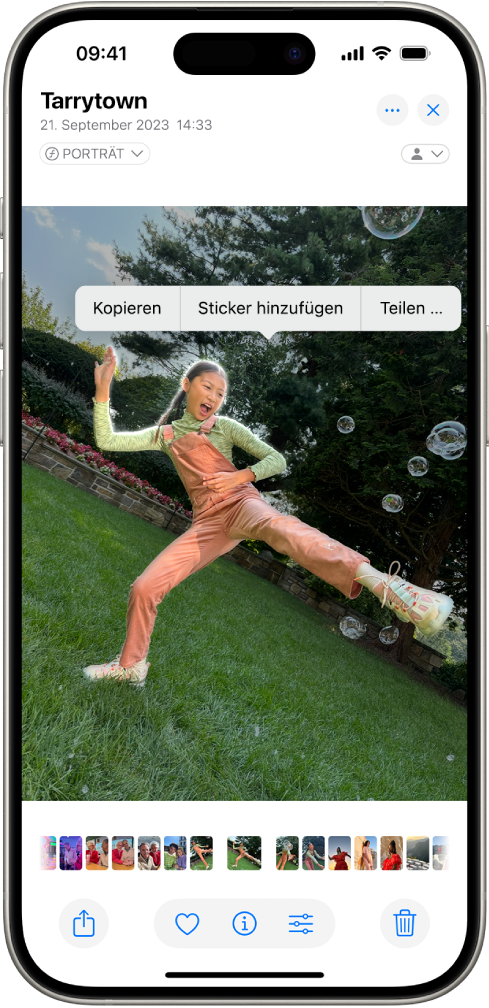 In der App „Fotos“ ist das Foto einer Person geöffnet. Die Person ist ausgewählt und die Option „Sticker hinzufügen“ ist in dem Menü darüber verfügbar.