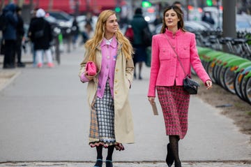 la falda larga de cuadros es tendencia este otoño