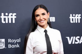 el look con corbata más elegante de demi moore