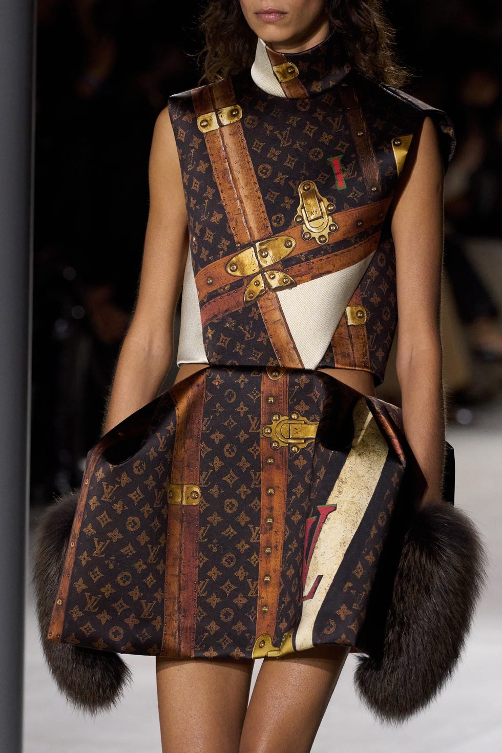 lv與nicolas ghesquière的十年冒險之旅！louis vuitton 2024秋冬以記憶編織進化旅程