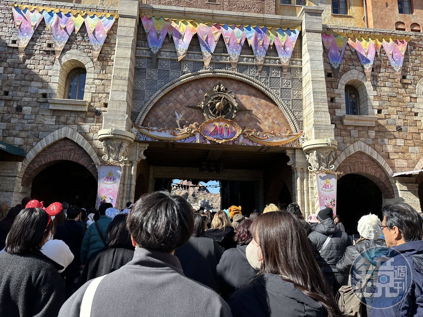 東京迪士尼海洋在結束40週年慶祝活動後，6月開放泉新園區「夢幻泉鄉」，吸引無數遊客到訪。