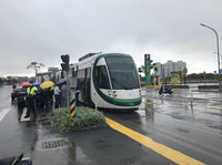 高雄輕軌乘客太靠近軌道  列車輕微碰撞幸無傷