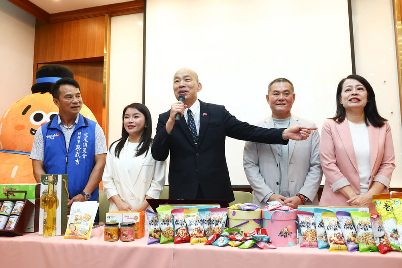 雲林縣虎尾鎮農會12日上午在立法院舉行「虎霸王行天下」花生產品行銷推廣發布會，立法院長韓國瑜（中）到場，協助行銷花生產品。中央社記者王騰毅攝  113年7月12日