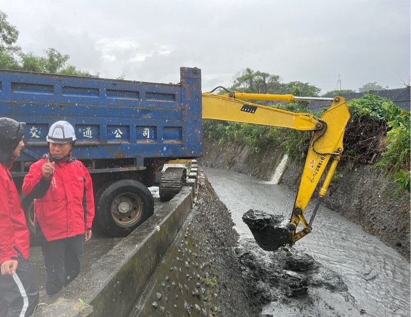 台東市新園大排有約1.5公里長滿雜草和淤積，經常發出惡臭、孳生蚊蟲，困擾當地居民許久，台東市公所16日下午出動大型機具清除，台東市長陳銘風（左2）冒雨前往視察了解。（台東市公所提供）中央社記者盧太城台東傳真  113年8月16日