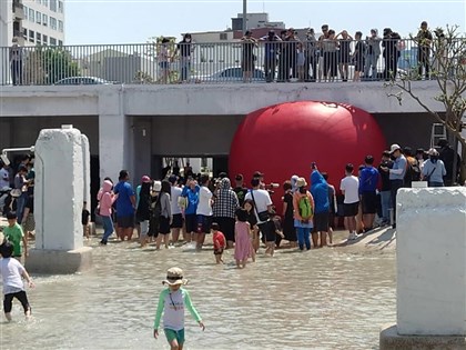 紅球現身台南河樂廣場 戲水兼拍照熱鬧滾滾