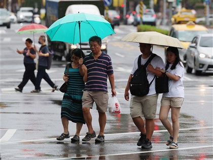 大低壓帶影響24日前全台防大雨 菲東方海面熱帶擾動醞釀須觀察