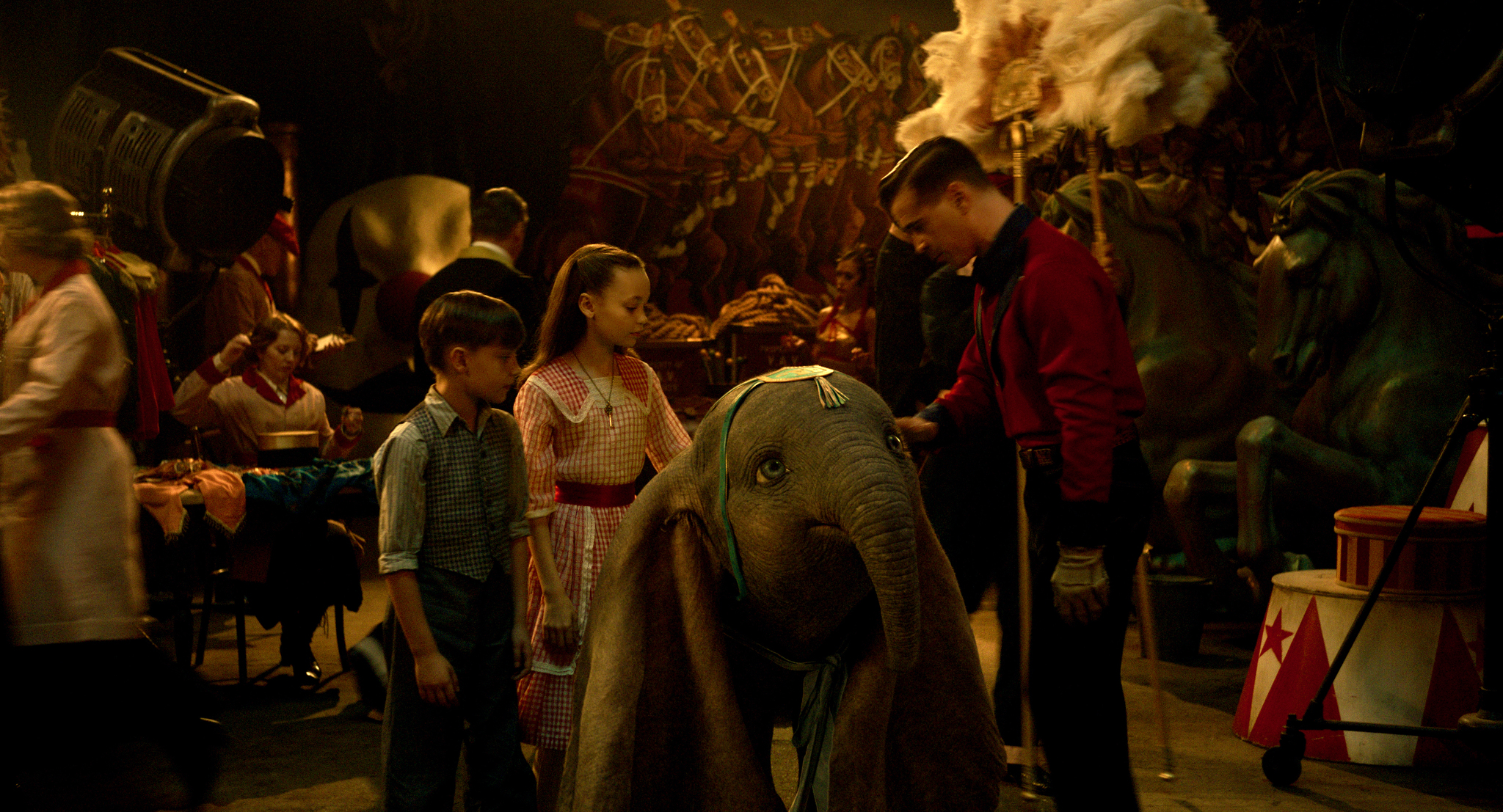 Colin Farrell, Finley Hobbins, and Nico Parker in Dumbo (2019)