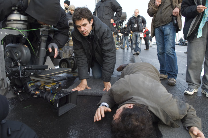 Clive Owen and Tom Tykwer in The International (2009)