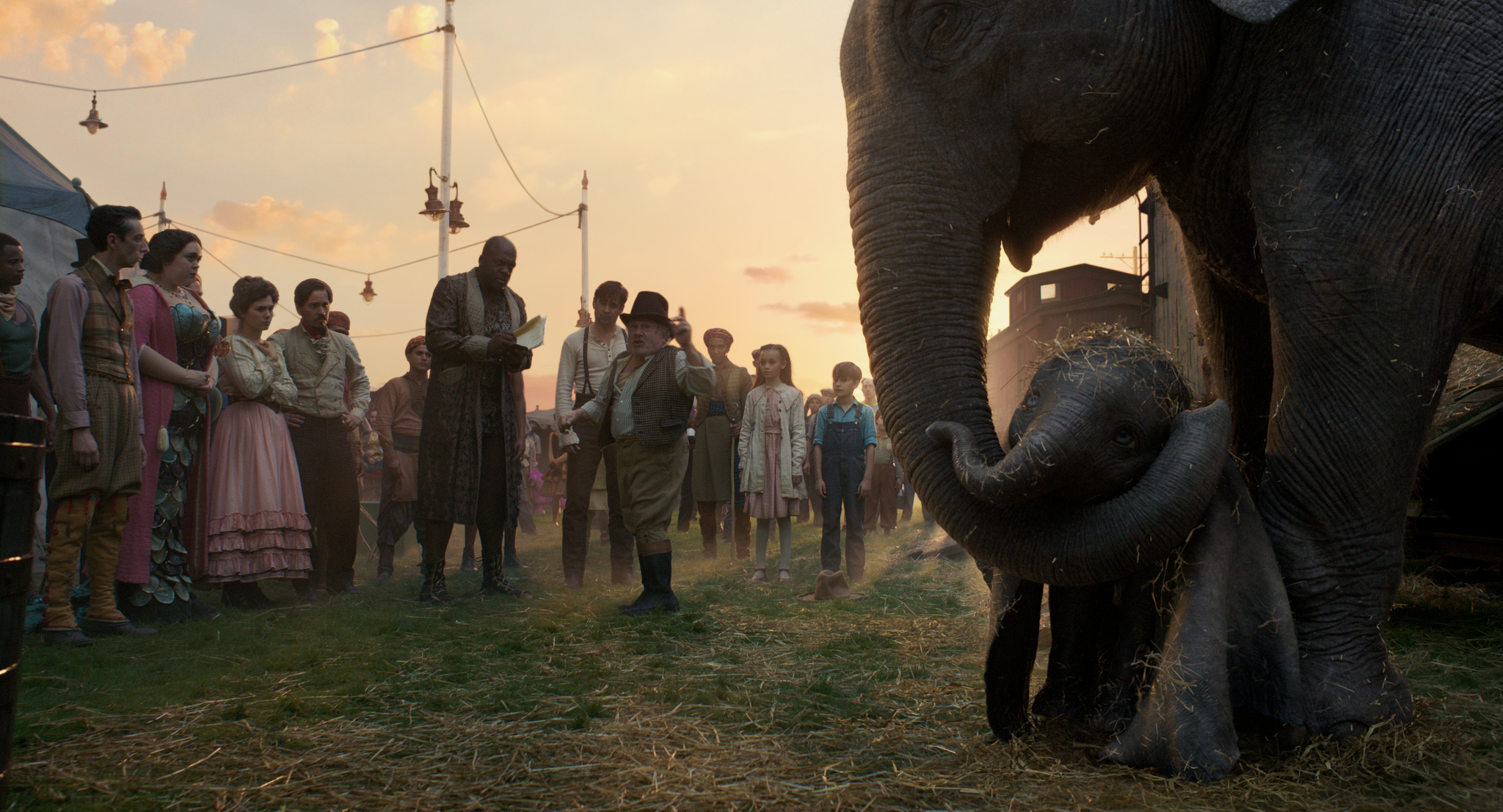 Danny DeVito, Colin Farrell, Deobia Oparei, Frank Bourke, Sharon Rooney, Ragevan Vasan, Finley Hobbins, Nico Parker, Miguel Muñoz Segura, and Zenaida Alcalde in Dumbo (2019)