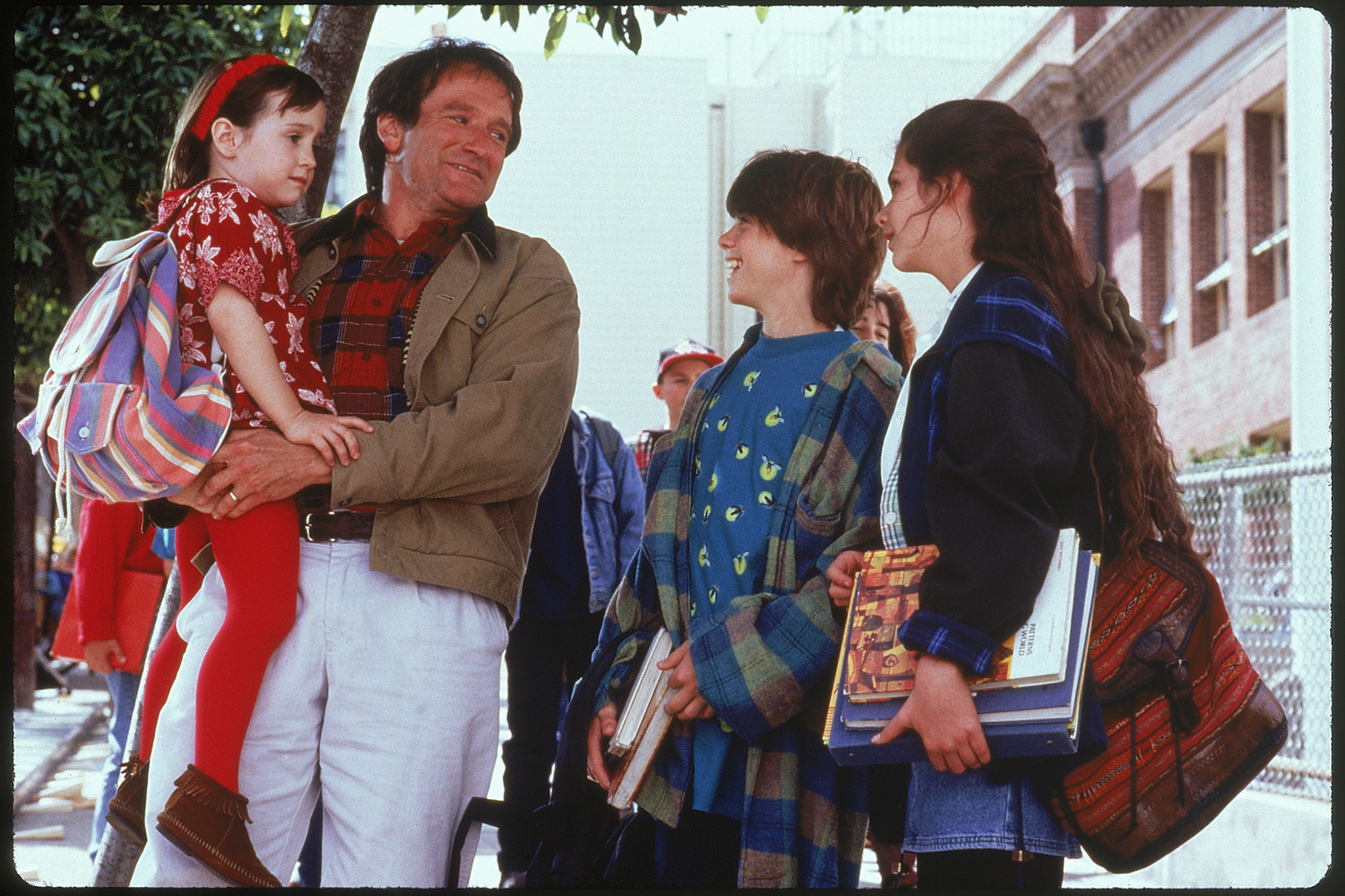 Robin Williams, Lisa Jakub, Matthew Lawrence, and Mara Wilson in Mrs. Doubtfire (1993)