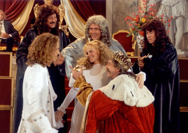 Filip Blazek, Barbora Bobulova, Jaromír Hanzlík, Petr Kostka, Oldrich Vlach, and Ivan Vyskocil in The Immortal Aunt (1993)