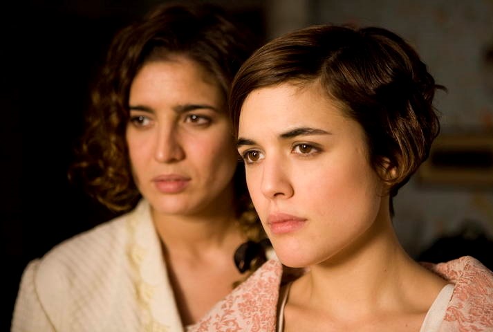 Lucía Jiménez and Adriana Ugarte in La señora (2008)