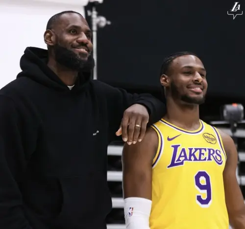 ▲洛杉磯湖人在今年選秀會上選進陣中球星「詹皇」LeBron James的大兒子Bronny James，也幫助LeBron一圓想跟兒子同隊打球的夢想。（圖／美聯社／達志影像）