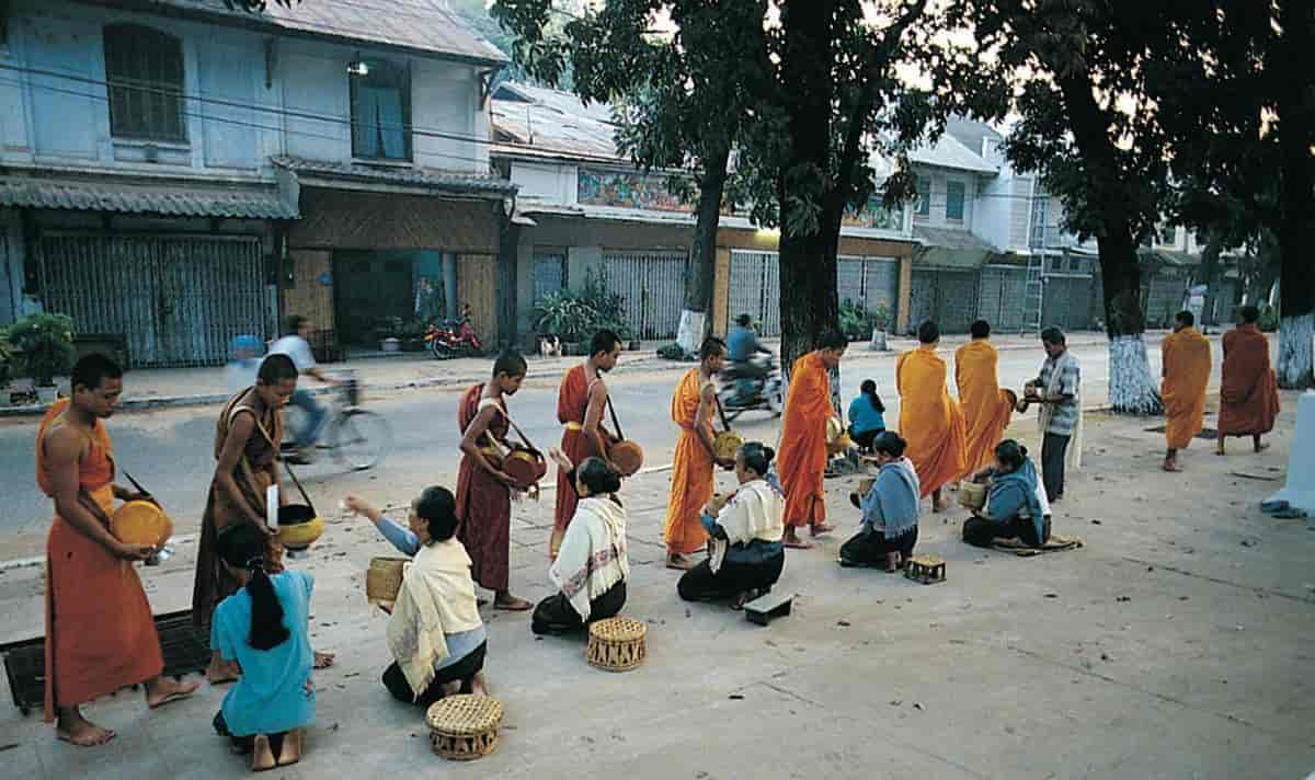 Laos (Religion) (mathentende munker)