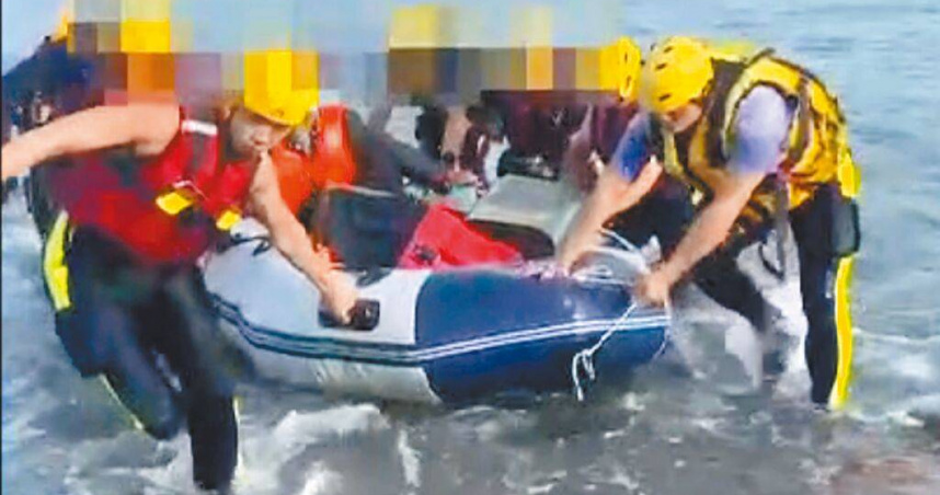 大陸籍王姓男子駕橡皮艇從浙江出發，14日抵達新北林口海岸自行報案投案。（圖／海巡署提供）