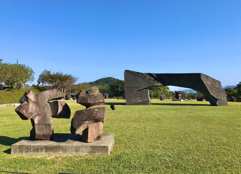 以北北基好玩卡交通暢遊一日券包裝野柳地質公園／朱銘美術館門票、中角灣衝浪／SUP或金山萬里溫泉體驗、淺水灣／中角灣熱門咖啡館下午茶組合、金山在地伴手禮及甜品等。