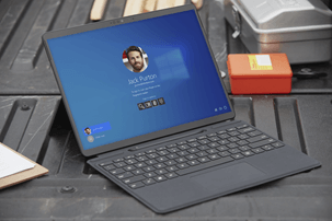 Un portatile che mostra una schermata di accesso a Windows 10.