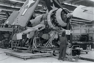 Un F4U-1 Corsair en construction à Stratford en 1944.