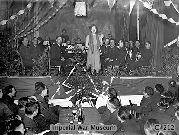 Truppenunterhaltung mit der Sängerin Gracie Fields vor britischen Soldaten im Dezember 1939