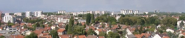 Panorama d'Aulnay-sous-Bois, zone pavillonnaire au premier plan, au fond de grands ensembles.