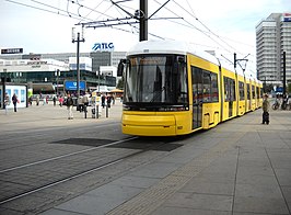 Bombardier tram op de Alexanderplatz