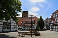 Ensemble aw vakwèrkhoezer aon de Merret, in de achtergroond de Turm der evangelischen Kirche