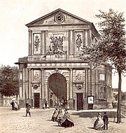 porte de ville avec personnages en promenade