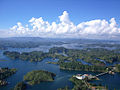 16 juillet 2011 Et oui, la Colombie, pardi ! Et plus exactement le Peñón de Guatapé, en Antioquia, d'où peut observer ce magnifique panorama du lac El Peñol.