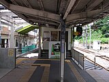 画面中央が閉鎖された跨線橋。左側が駅舎への通路（2012年8月）