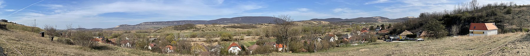 Panorámakép a Panoráma utcából: a Bécsi út háztetői és a kilátás