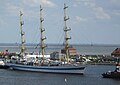 Blick vom Riesenrad über den Großen Hafen mit dem russischen Segelschulschiff MIR und den Südstrand in Richtung Südost; im Hintergrund der Jadebusen