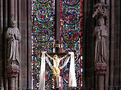 Verrières (XIIIe siècle-XIXe siècle) et statues de saint Pierre et saint Paul (XIXe siècle).