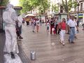 La Ramblako ohiko kale-aktore bat