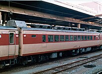 キロ80 57（左）キロ80 57車内（右）