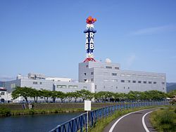 桜川一丁目の青森県道256号青森十和田湖自転車道線から駒込川の向こうにある青森放送を展望