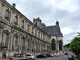 Het gemeentehuis Hôtel de ville en de abdij Abbaye Saint-Michel in Saint-Mihiel