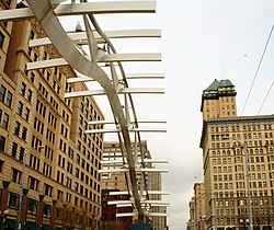 Flyover è una scultura che ripercorre il percorso del primo volo aereo a motore dei fratelli Wright, situata nel centro di Dayton.