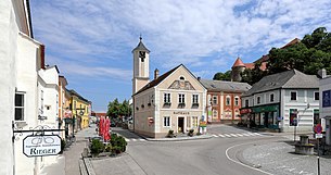 Der Rathausplatz mit Blickrichtung Hauptplatz