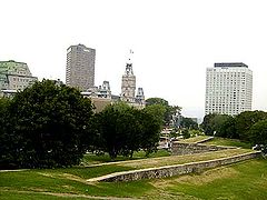 Vue des fortifications de la Citadelle, avec le Parlement de Québec.