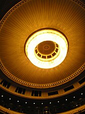 Le plafond de la salle des spectacles.